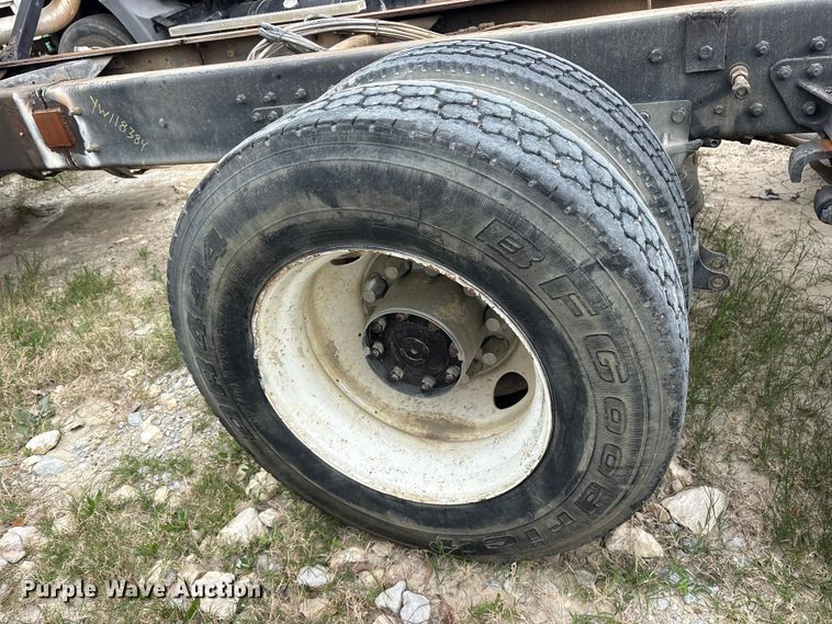 image for item ES8751 2000 Mack CH613 truck cab and chassis