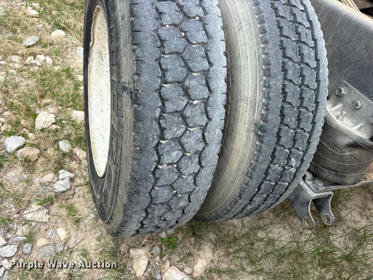 image for item ES8751 2000 Mack CH613 truck cab and chassis