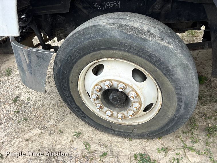 image for item ES8751 2000 Mack CH613 truck cab and chassis