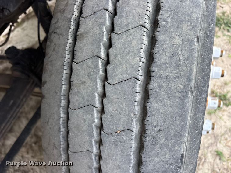 image for item ES8751 2000 Mack CH613 truck cab and chassis