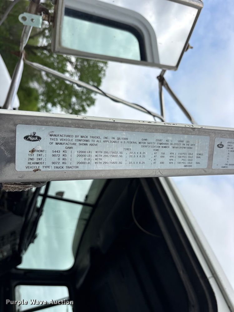 image for item ES8751 2000 Mack CH613 truck cab and chassis