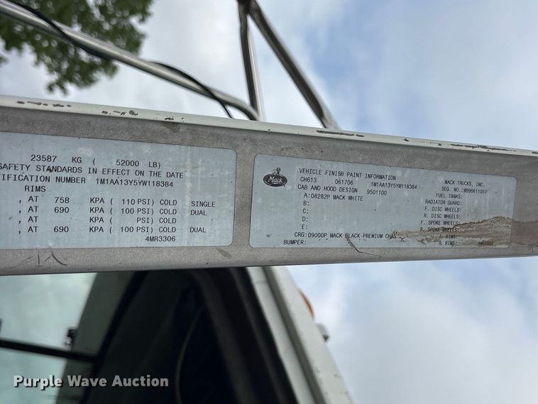 image for item ES8751 2000 Mack CH613 truck cab and chassis