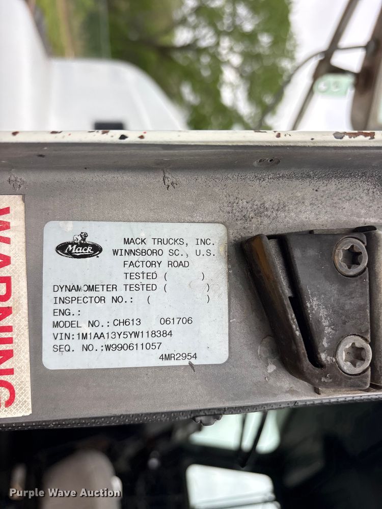 image for item ES8751 2000 Mack CH613 truck cab and chassis