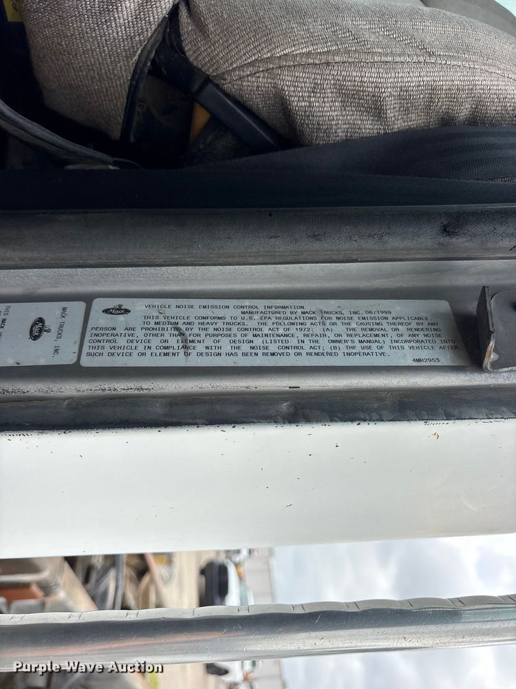 image for item ES8751 2000 Mack CH613 truck cab and chassis