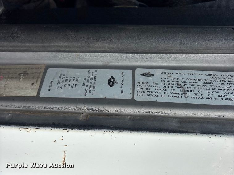 image for item ES8751 2000 Mack CH613 truck cab and chassis