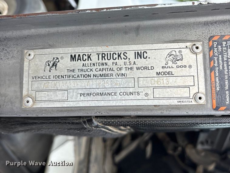 image for item ES8751 2000 Mack CH613 truck cab and chassis
