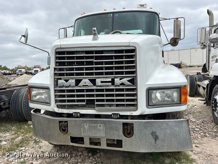 image for item ES8752 2001 Mack CH613 truck cab and chassis