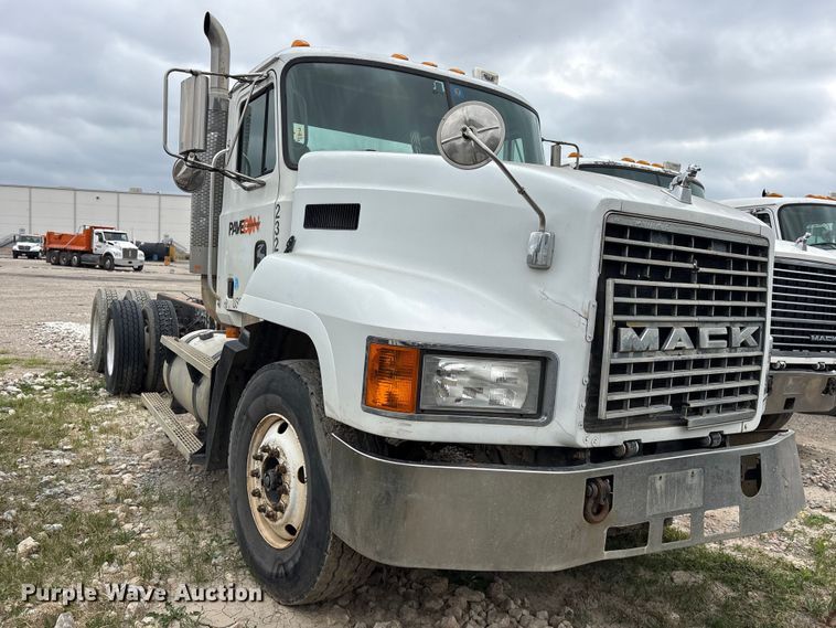 image for item ES8752 2001 Mack CH613 truck cab and chassis