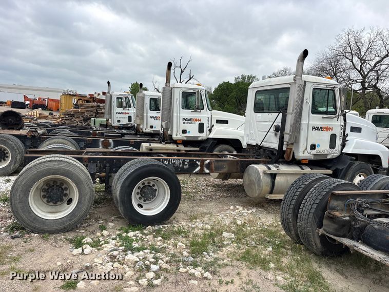 image for item ES8752 2001 Mack CH613 truck cab and chassis