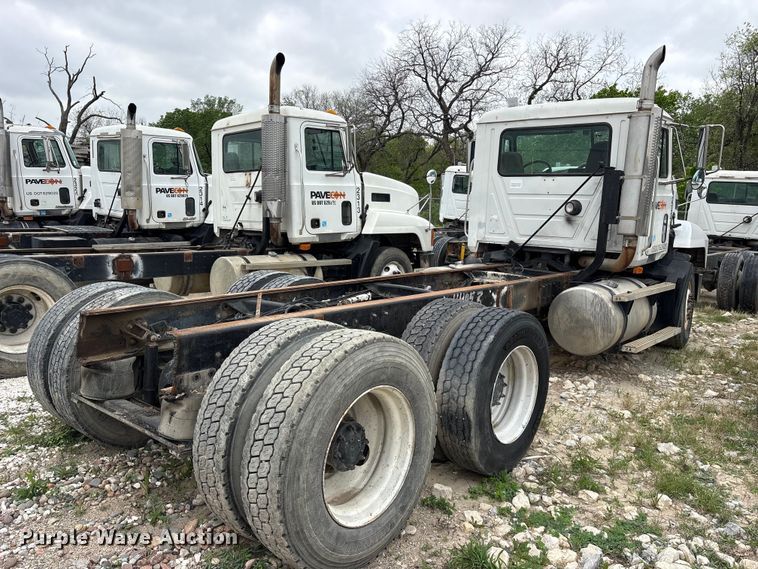 image for item ES8752 2001 Mack CH613 truck cab and chassis