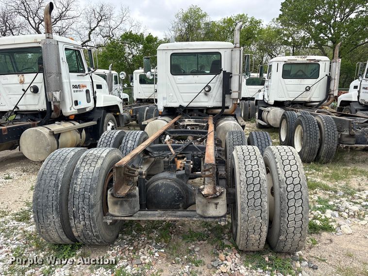image for item ES8752 2001 Mack CH613 truck cab and chassis
