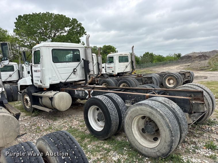 image for item ES8752 2001 Mack CH613 truck cab and chassis