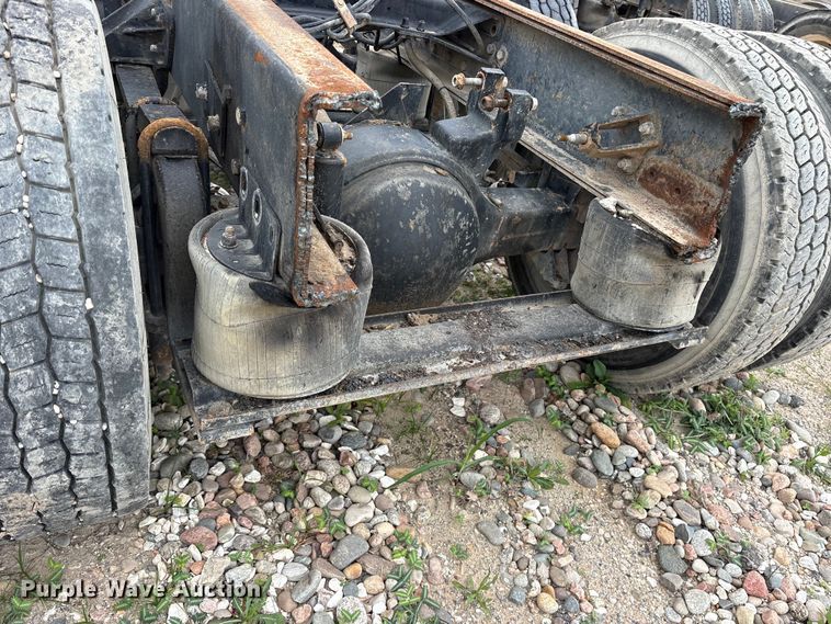 image for item ES8752 2001 Mack CH613 truck cab and chassis