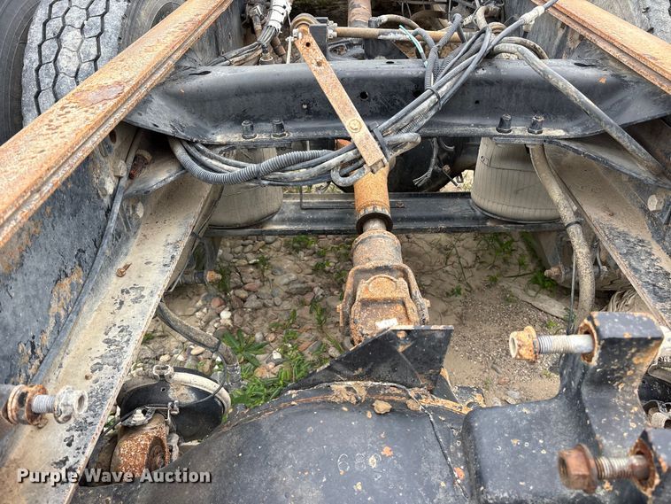 image for item ES8752 2001 Mack CH613 truck cab and chassis