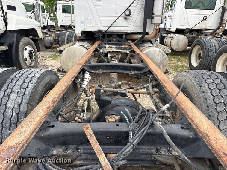 image for item ES8752 2001 Mack CH613 truck cab and chassis