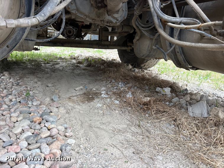 image for item ES8752 2001 Mack CH613 truck cab and chassis