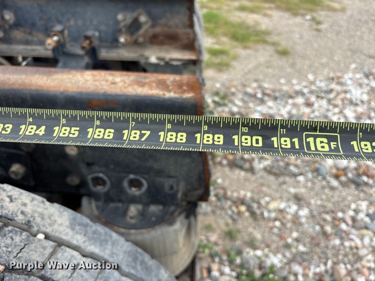 image for item ES8752 2001 Mack CH613 truck cab and chassis