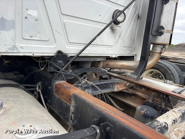 image for item ES8752 2001 Mack CH613 truck cab and chassis