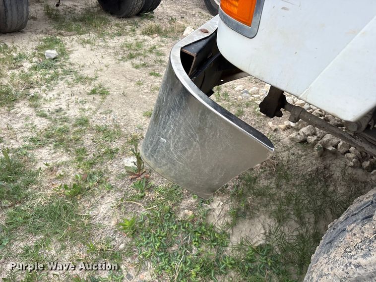 image for item ES8752 2001 Mack CH613 truck cab and chassis