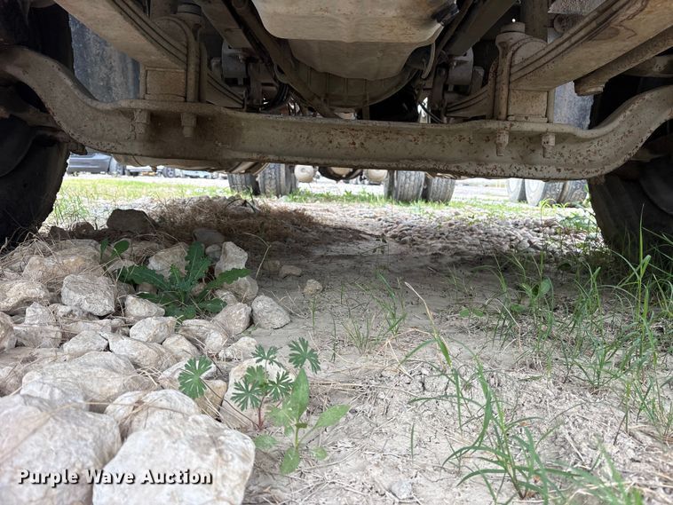 image for item ES8752 2001 Mack CH613 truck cab and chassis