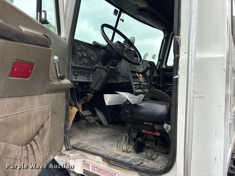 image for item ES8752 2001 Mack CH613 truck cab and chassis