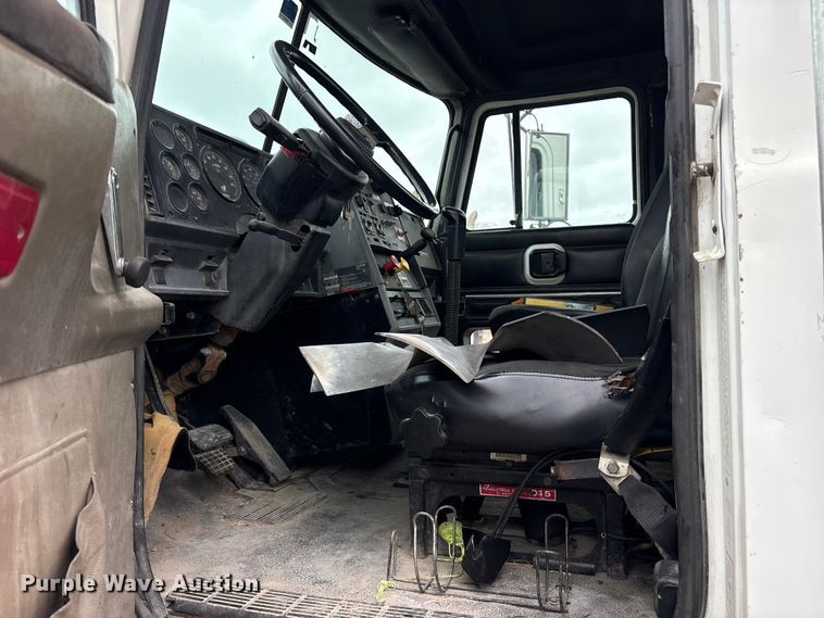 image for item ES8752 2001 Mack CH613 truck cab and chassis