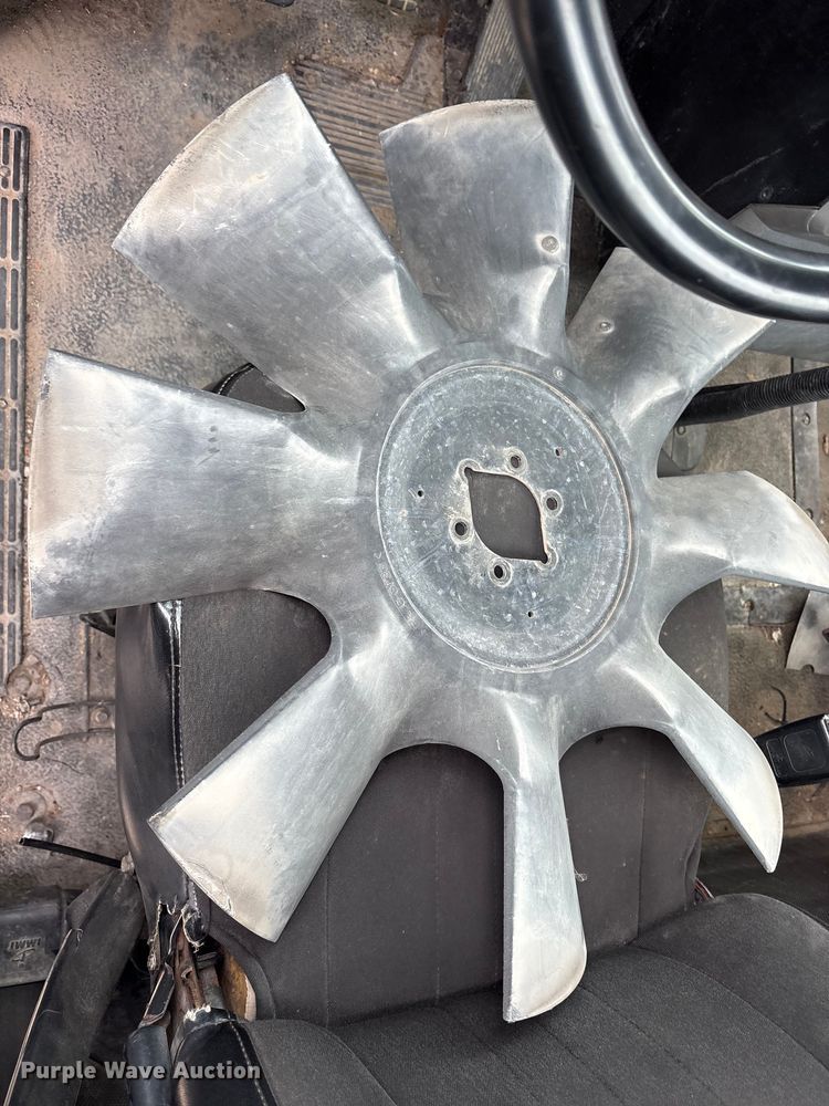 image for item ES8752 2001 Mack CH613 truck cab and chassis