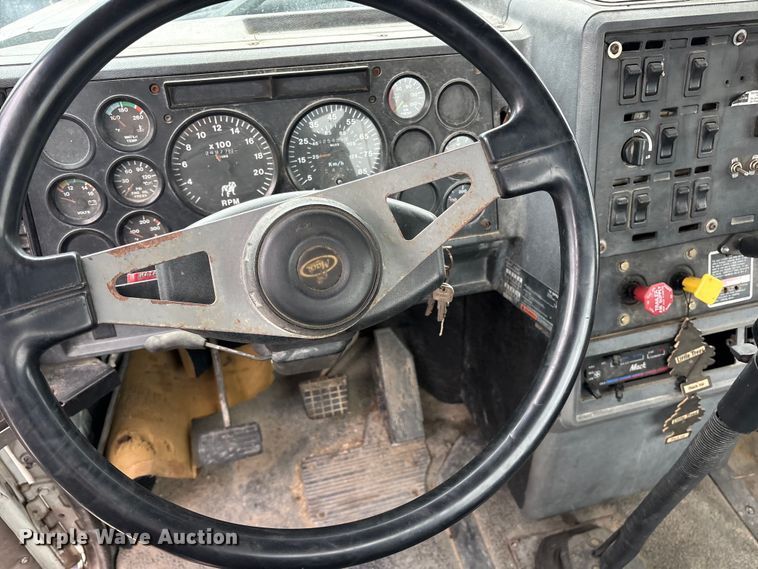 image for item ES8752 2001 Mack CH613 truck cab and chassis