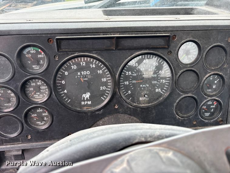 image for item ES8752 2001 Mack CH613 truck cab and chassis