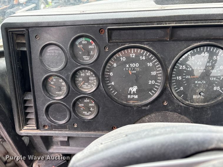 image for item ES8752 2001 Mack CH613 truck cab and chassis