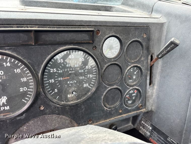 image for item ES8752 2001 Mack CH613 truck cab and chassis