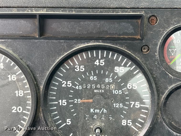 image for item ES8752 2001 Mack CH613 truck cab and chassis