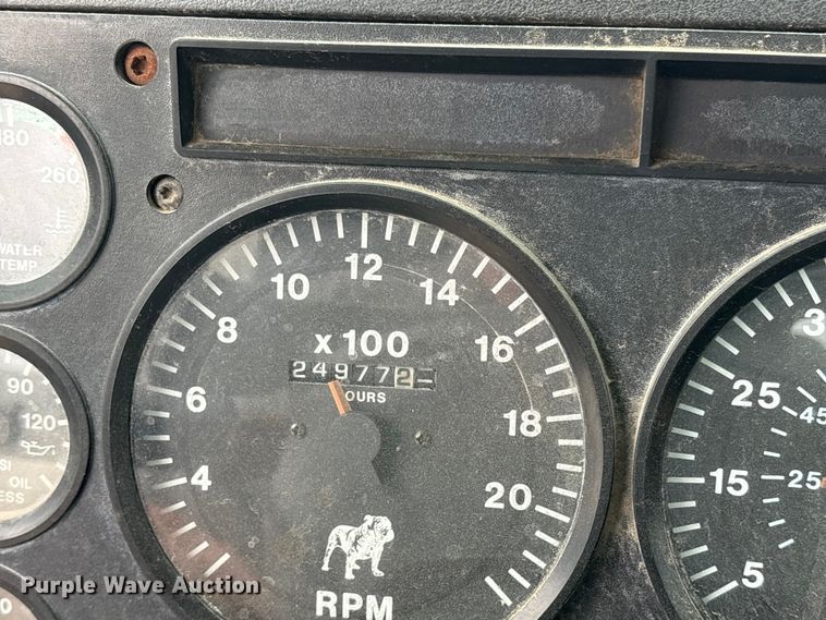 image for item ES8752 2001 Mack CH613 truck cab and chassis