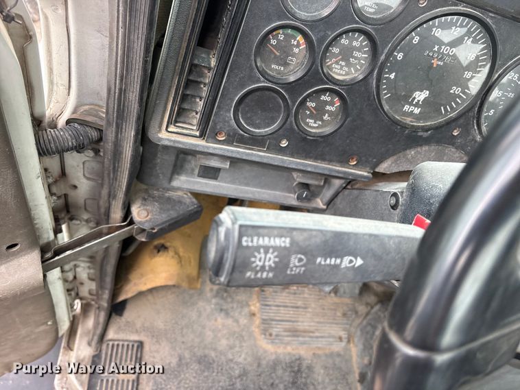 image for item ES8752 2001 Mack CH613 truck cab and chassis