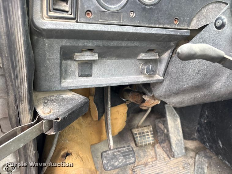 image for item ES8752 2001 Mack CH613 truck cab and chassis