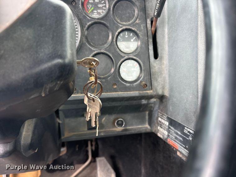 image for item ES8752 2001 Mack CH613 truck cab and chassis