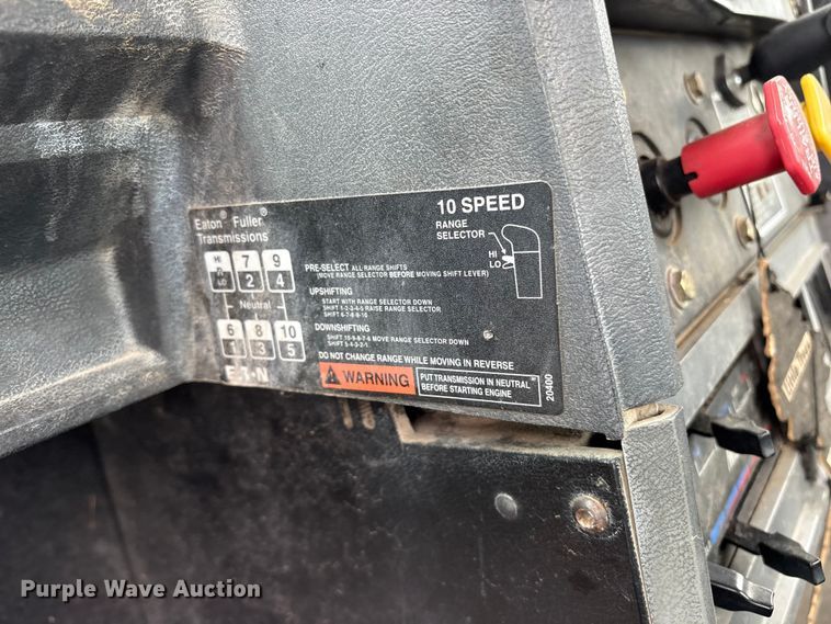 image for item ES8752 2001 Mack CH613 truck cab and chassis