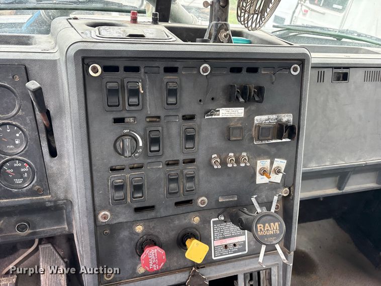 image for item ES8752 2001 Mack CH613 truck cab and chassis