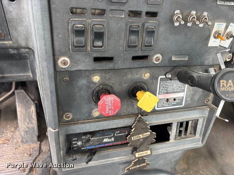 image for item ES8752 2001 Mack CH613 truck cab and chassis