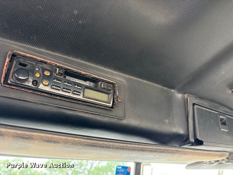 image for item ES8752 2001 Mack CH613 truck cab and chassis