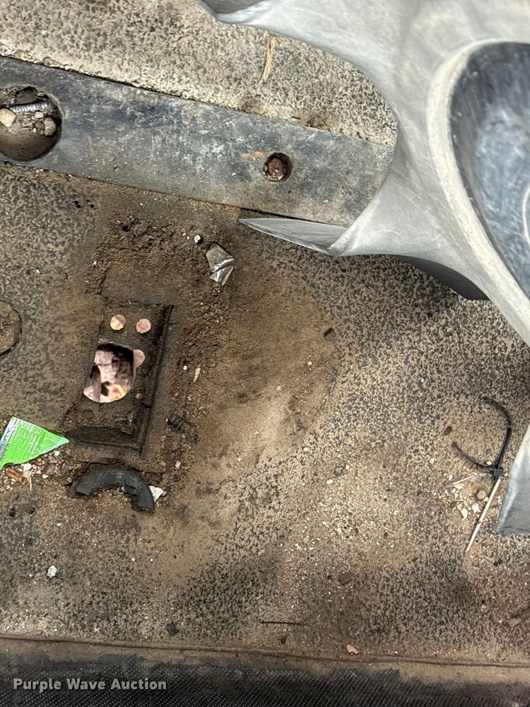 image for item ES8752 2001 Mack CH613 truck cab and chassis