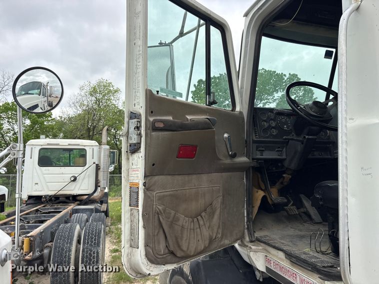 image for item ES8752 2001 Mack CH613 truck cab and chassis