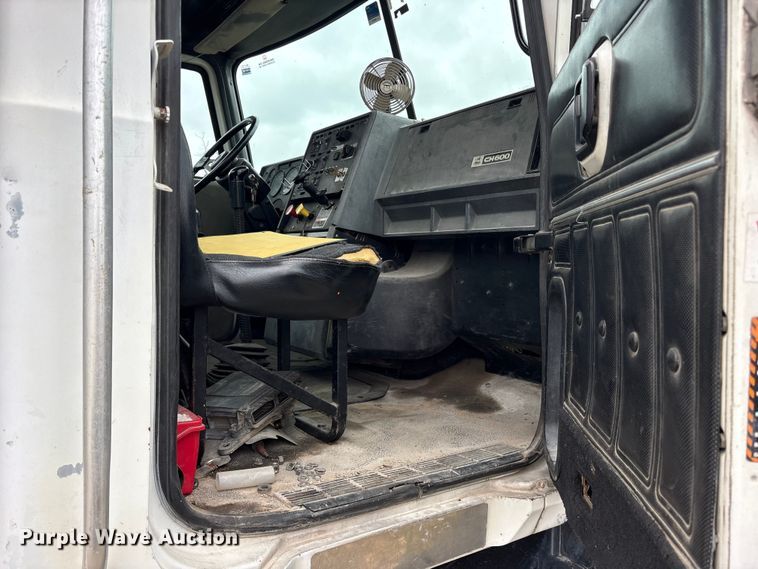 image for item ES8752 2001 Mack CH613 truck cab and chassis