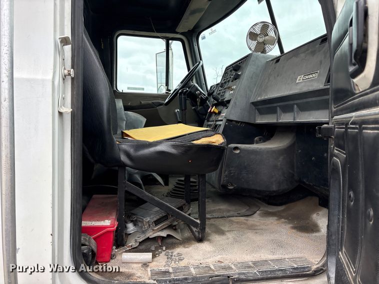image for item ES8752 2001 Mack CH613 truck cab and chassis