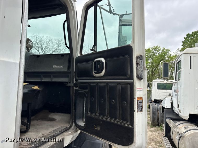 image for item ES8752 2001 Mack CH613 truck cab and chassis