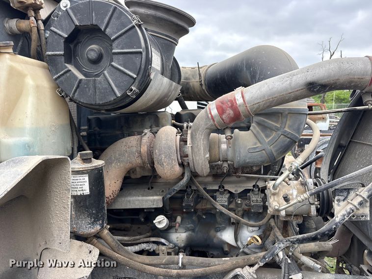 image for item ES8752 2001 Mack CH613 truck cab and chassis