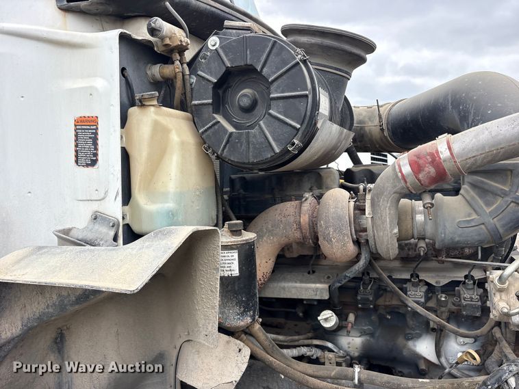 image for item ES8752 2001 Mack CH613 truck cab and chassis