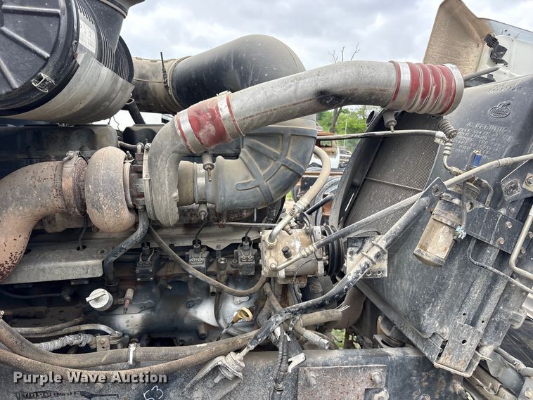 image for item ES8752 2001 Mack CH613 truck cab and chassis