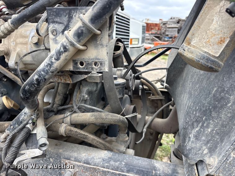 image for item ES8752 2001 Mack CH613 truck cab and chassis