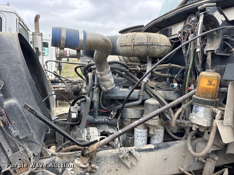 image for item ES8752 2001 Mack CH613 truck cab and chassis